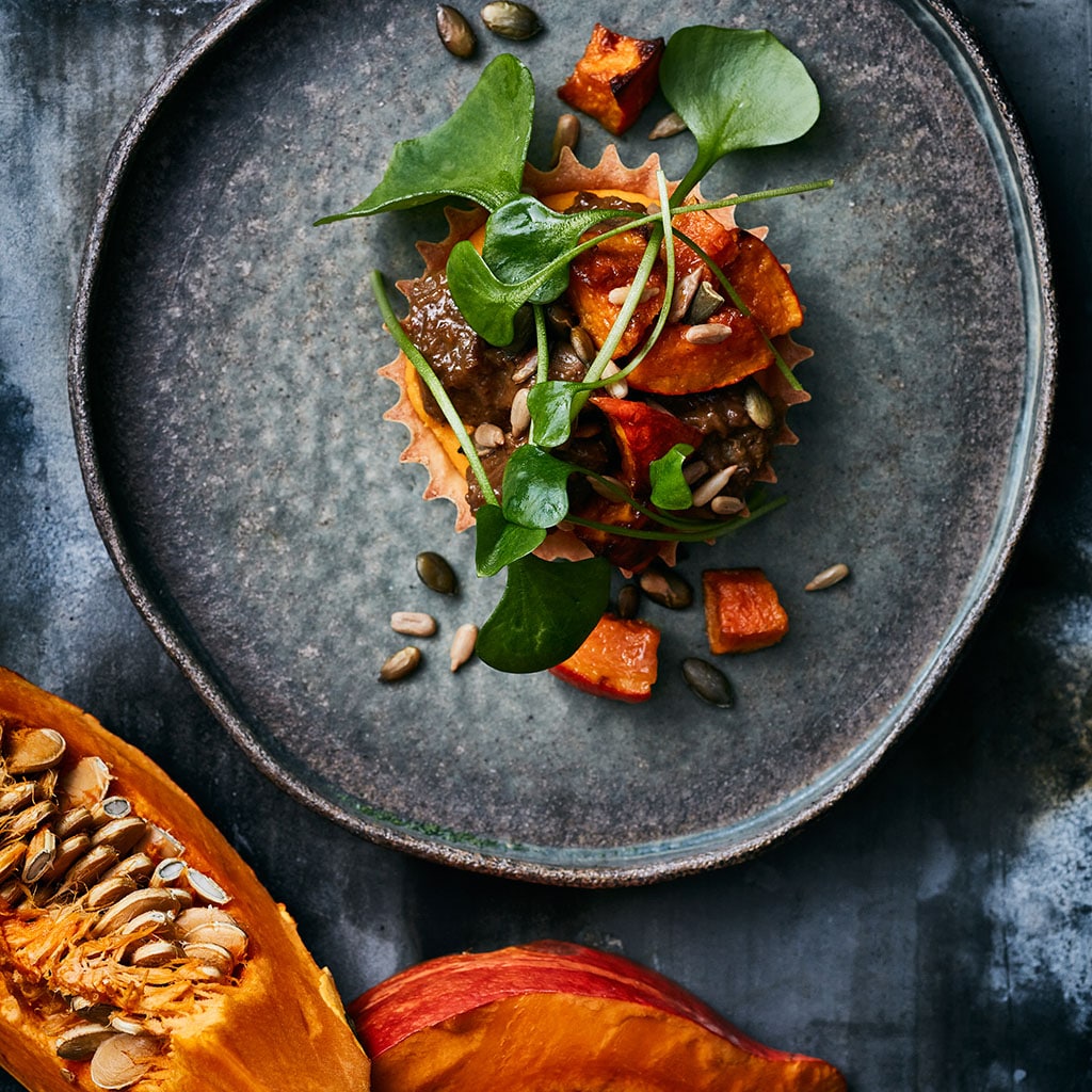 Tartelette met rendang van hert, geroosterde pompoen en zoete aardappel Tartelette met rendang van hert, geroosterde pompoen en zoete aardappel